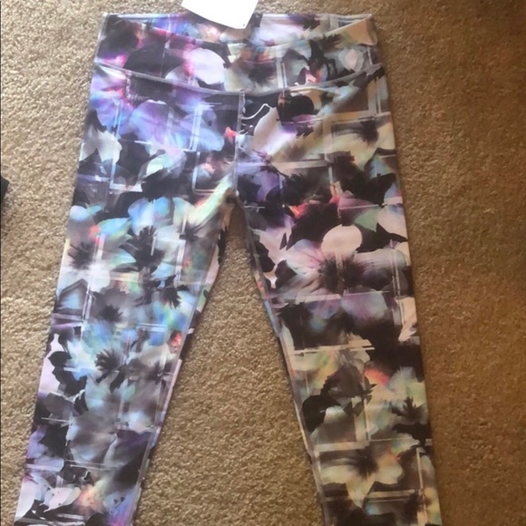 Fabletics Salar Printed Capris - Picture 3 of 6